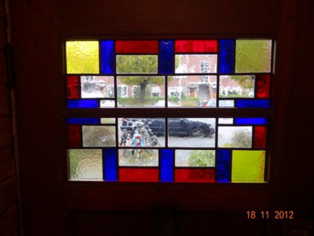 Oorspronkelijk Glas in Lood zoals het was, weer aangebracht. 