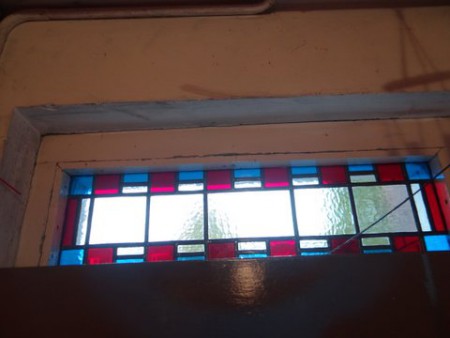 Oorspronkelijk Glas in Lood opnieuw gemaakt en aangebracht, zoals het was.