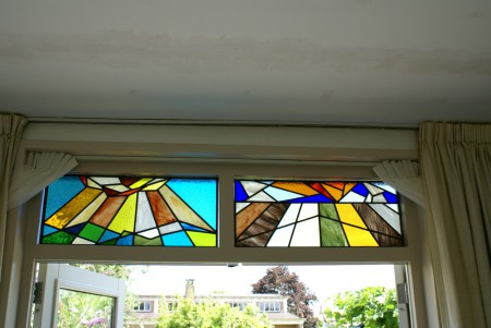 links: zon(nestralen), lucht en zee. Rechts: zon, lucht boven het vlakke land van Zeeuws Vlaanderen.