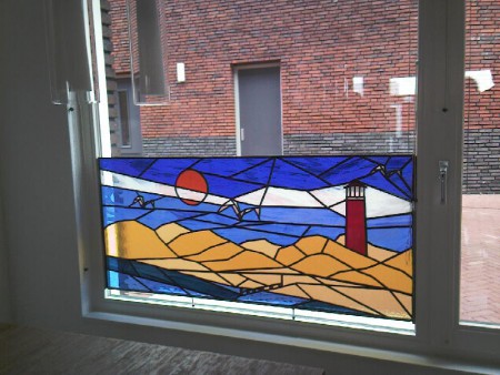 voorbeeld van glas in lood paneel ontworpen met als thema vuurtoren aan zee met als functie het creeren van privacy in de woonkamer.